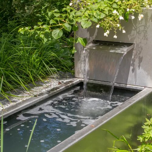 Modern spillway water feature
